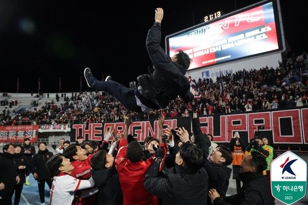 헹가래를 받는 이영민 부천FC 감독. 한국프로축구연맹 제공