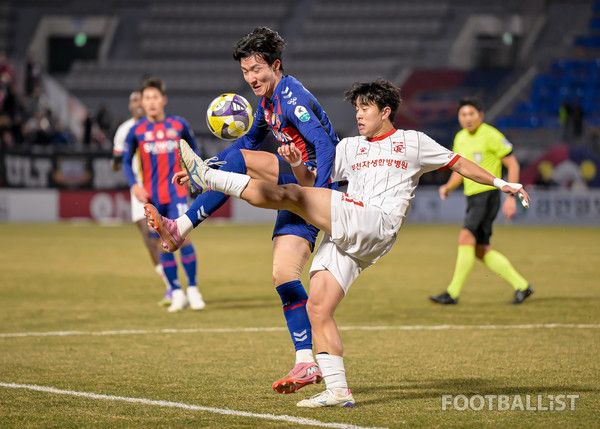 김경민(왼쪽, 수원FC), 장시영(오른쪽, 부천FC). 서형권 기자