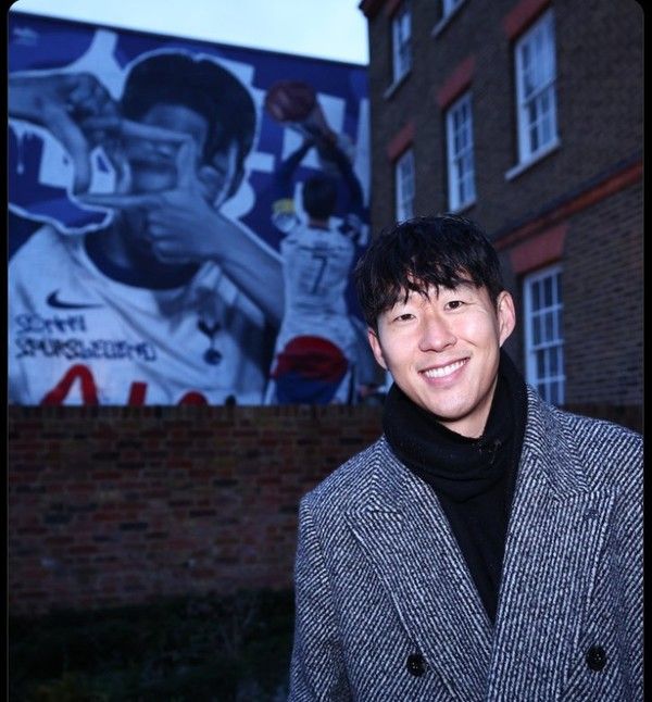 자신을 기리는 벽화 앞에 선 손흥민. 토트넘홋스퍼 X 캡처