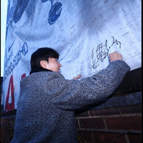 자신을 기리는 벽화 앞에 선 손흥민. 토트넘홋스퍼 X 캡처