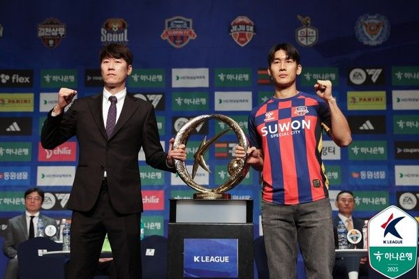 김은중 감독(왼쪽), 이용(이상 수원FC). 한국프로축구연맹 제공