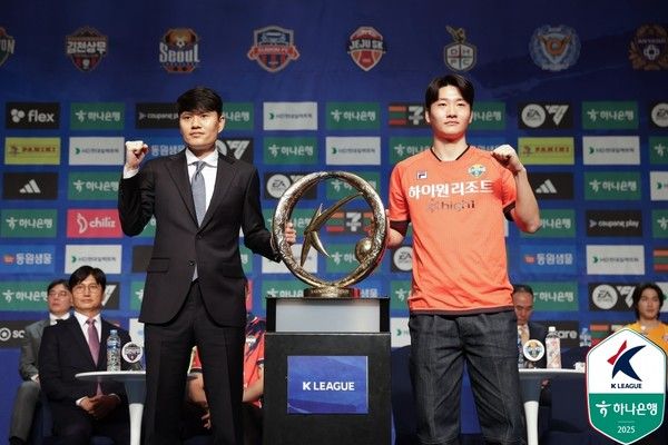 정경호 감독(왼쪽), 김동현(이상 강원FC). 한국프로축구연맹 제공