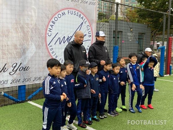 차두리 감독(뒤 왼쪽)과 차범근 이사장(뒤 오른쪽). 허인회 기자