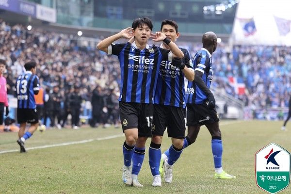 김성민(왼쪽), 김도혁(이상 인천유나이티드).&nbsp;한국프로축구연맹 제공