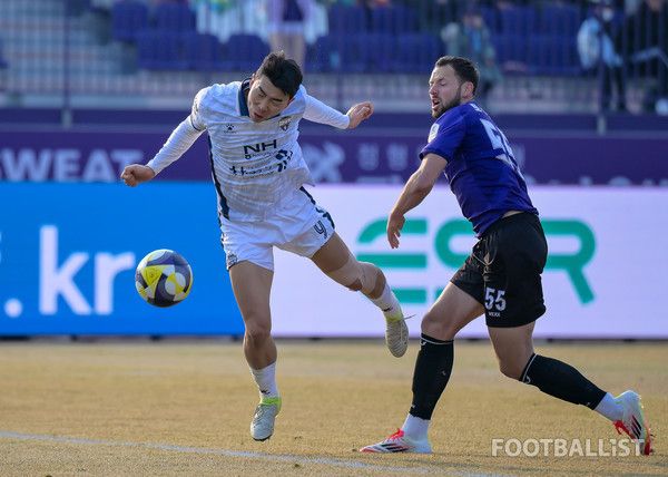 유강현(왼쪽, 김천 상무), 토마스(오른쪽, FC안양). 서형권 기자