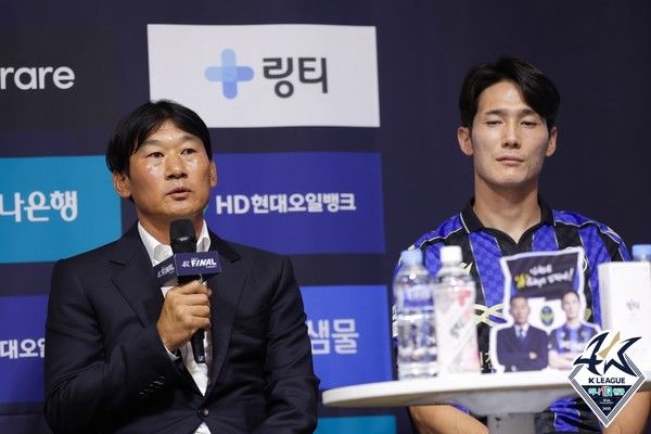 조성환 감독(왼쪽), 오반석(이상 당시 인천유나이티드). 한국프로축구연맹 제공