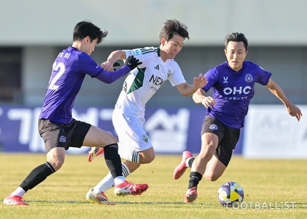 이태희(왼쪽), 최성범(오른쪽, FC안양), 강상윤(가운데, 전북 현대). 서형권 기자