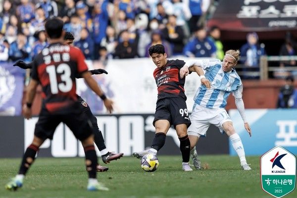 조상혁(가운데, 포항스틸러스), 루빅손(울산HD). 한국프로축구연맹 제공