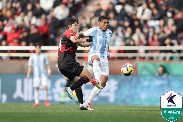 한현서(왼쪽, 포항스틸러스), 에릭(울산HD). 한국프로축구연맹 제공