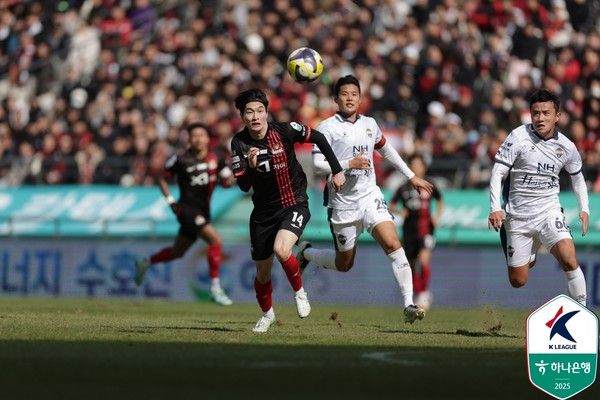 손승범(왼쪽, FC서울), 박수일(김천상무)가 경합을 벌이자 잔디가 그대로 파이는 모습. 한국프로축구연맹 제공