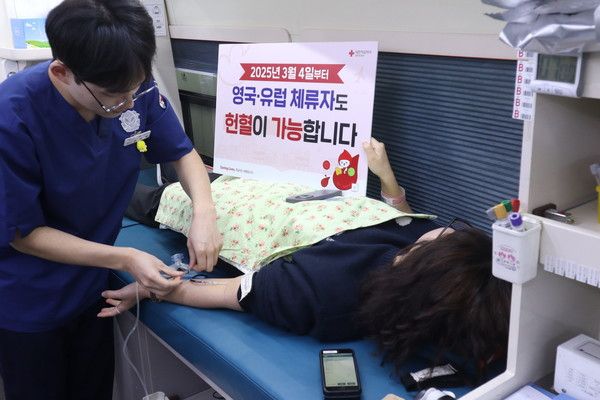 vCJD 헌혈기준 변경 후 헌혈중인 혈액관리본부 직원/ 혈액관리본부 제공