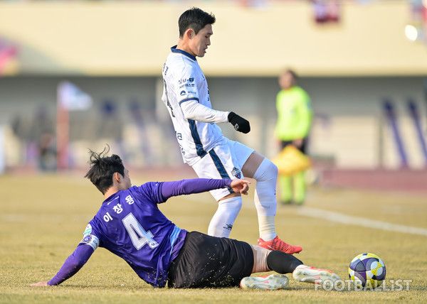 이창용(왼쪽, FC안양), 이동경(김천상무). 서형권 기자