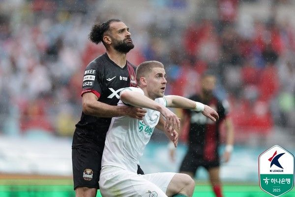야잔(왼쪽, FC서울), 구텍(대전하나시티즌). 한국프로축구연맹 제공