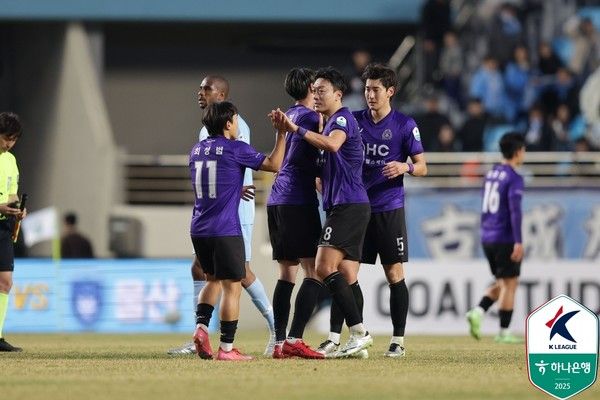 김정현(가운데 오른쪽, FC안양). 한국프로축구연맹 제공