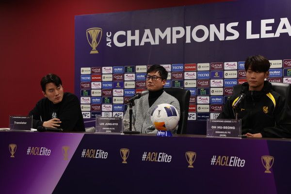 이정효 감독(가운데)과 오후성(오른쪽, 이상 광주FC). 광주FC 제공