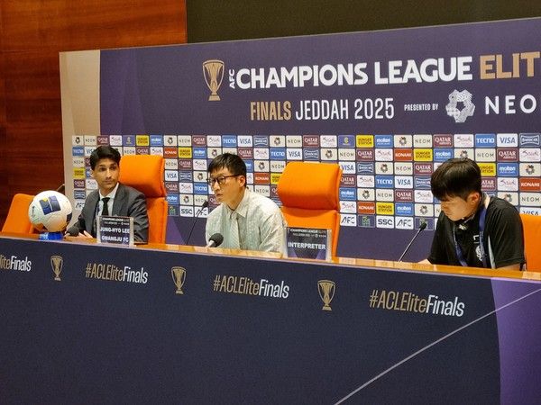 이정효 광주FC 감독(가운데). 한국프로축구연맹 제공