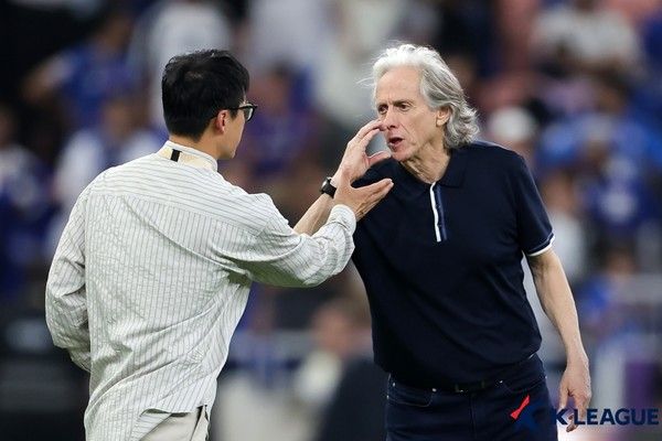 이정효 광주FC 감독(왼쪽), 조르제 제수스 알힐랄 감독. 한국프로축구연맹 제공