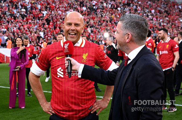 아르네 슬롯 리버풀 감독(왼쪽). 게티이미지코리아