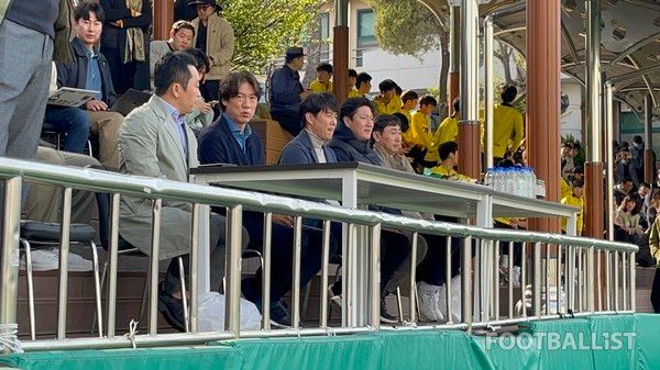 홍명보 대한민국 남자 축구대표팀 감독(왼쪽 두 번째). 김희준 기자