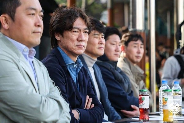 홍명보 대한민국 남자 축구대표팀 감독(왼쪽 두 번째). 대한축구협회 제공