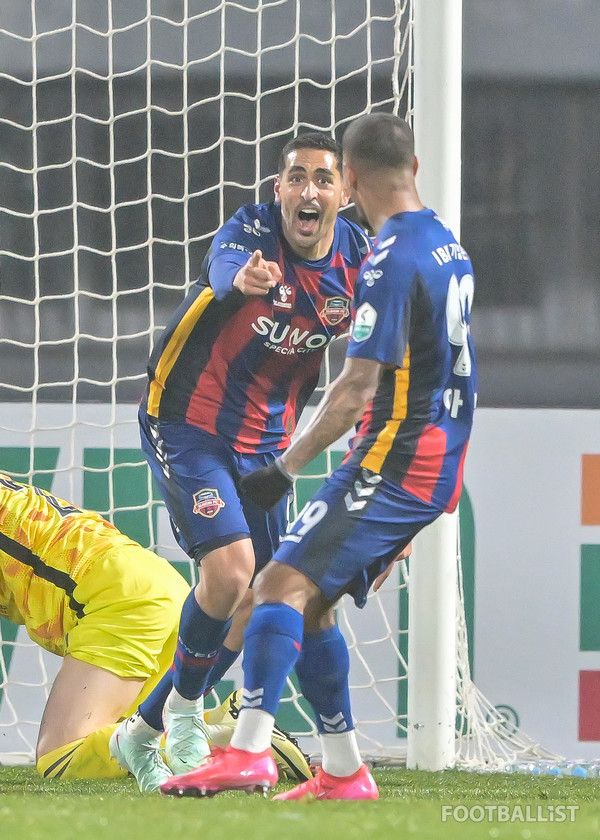 싸박(왼쪽), 아반다(이상 수원FC). 서형권 기자