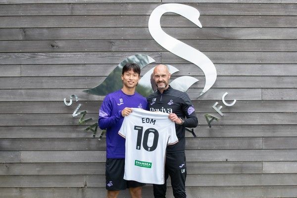 엄지성(스완지시티)과 루크 윌리엄스 전 스완지시티 감독. 스완지시티 X 캡처