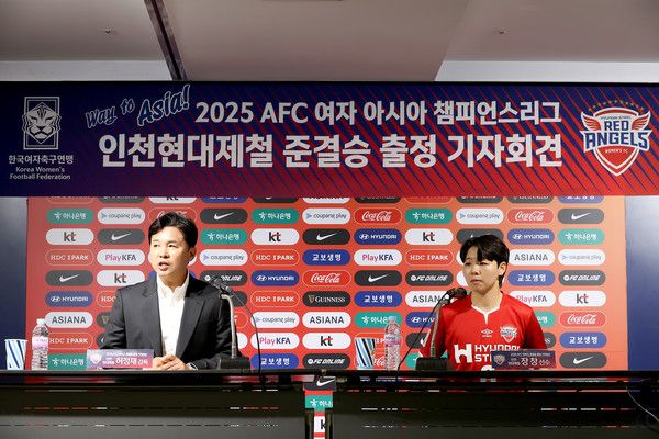 허정재 감독(왼쪽), 장창(이상 인천현대제철레드엔젤스). 한국여자축구연맹 제공