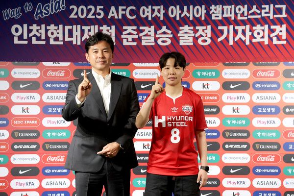 허정재 감독(왼쪽), 장창(이상 인천현대제철레드엔젤스). 한국여자축구연맹 제공
