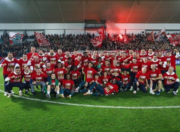 세르비아컵을 우승한 설영우(가운데)와 츠르베나즈베즈다. 츠르베나즈베즈다 X 캡처