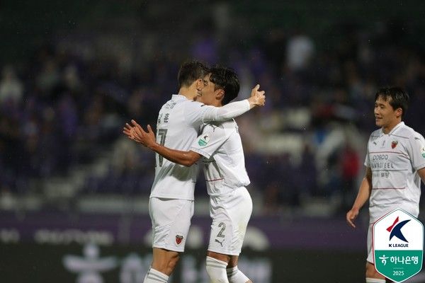 신광훈(왼쪽), 어정원(이상 포항스틸러스). 한국프로축구연맹 제공