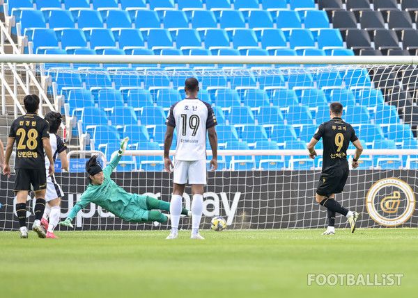 무고사(오른쪽, 인천 유나이티드). 서형권 기자