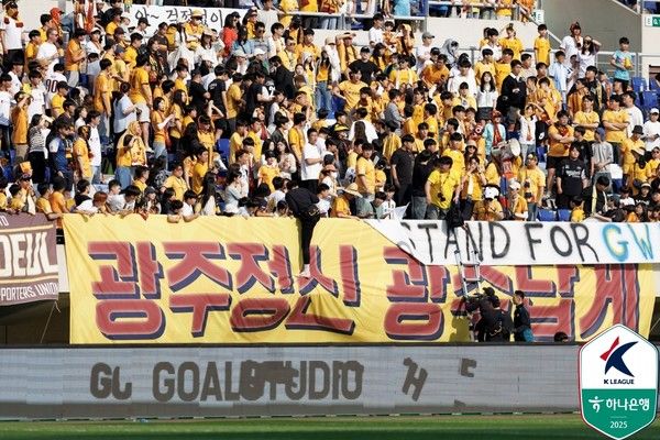 응급조치 시행을 위해 광주FC 관중석으로 향하는 의료진들. 한국프로축구연맹 제공