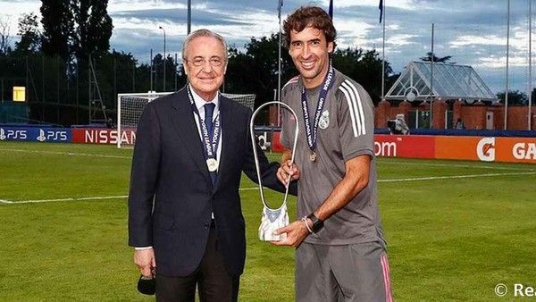 플로렌티노 페레스 레알 회장과 유스리그 우승컵을 든 라울. 레알 마드리드 제공