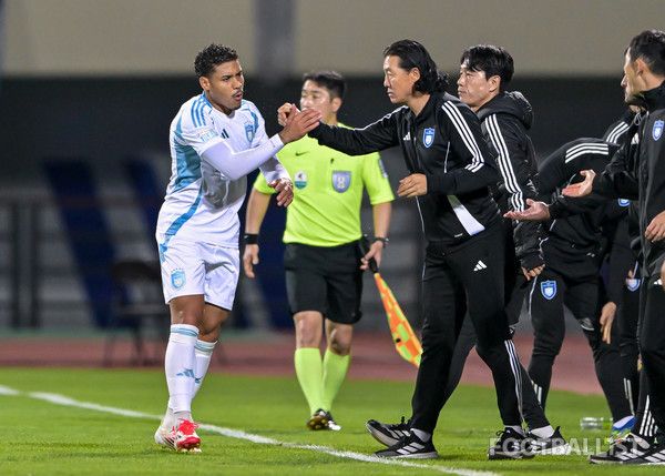 에릭(왼쪽), 김판곤 감독(왼쪽에서 두번째, 울산 HD). 서형권 기자