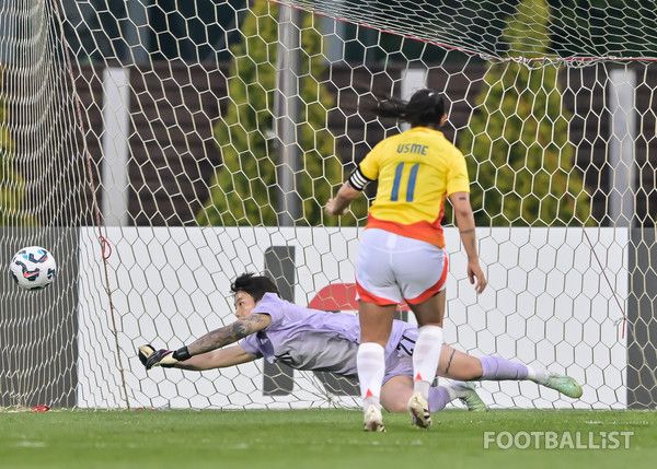 김민정(왼쪽, 대한민국 여자 축구대표팀), 카탈리나 우스메(콜롬비아). 서형권 기자