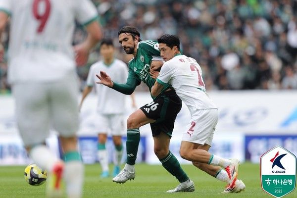 콤파뇨(왼쪽, 전북현대), 박규현(대전하나시티즌). 한국프로축구연맹 제공