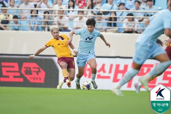 헤이스(왼쪽, 광주FC), 황재원(대구FC). 한국프로축구연맹 제공