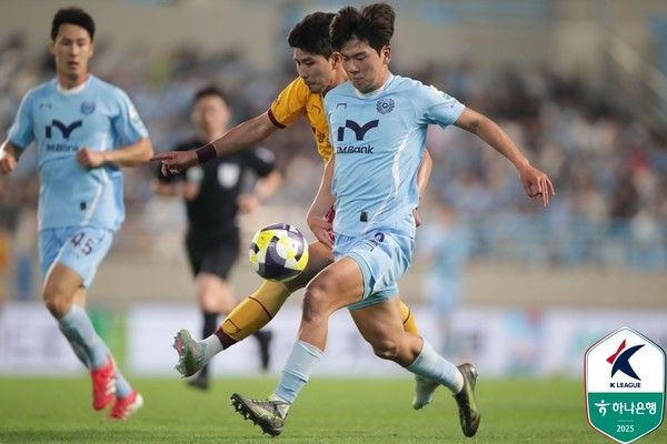 박인혁(왼쪽, 광주FC), 황재원(대구FC). 한국프로축구연맹 제공