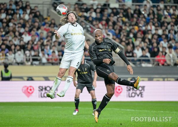 카를레스 푸욜(왼쪽, 실드 유나이티드), 디디에 드로그바(오른쪽, FC스피어). 서형권 기자