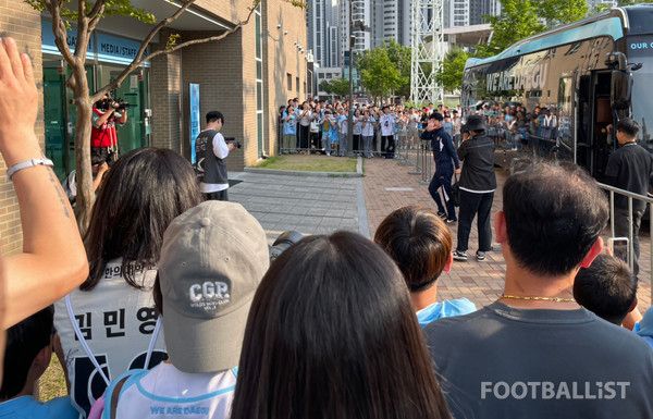 대구FC 팬들에게 인사하는 김병수 감독. 김희준 기자