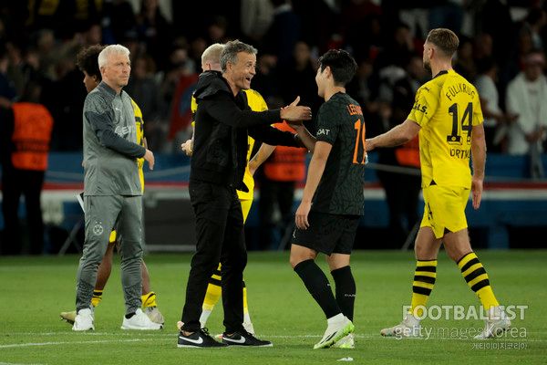 루이스 엔리케 감독(가운데 왼쪽), 이강인(가운데 오른쪽, 이상 파리생제르맹). 게티이미지코리아