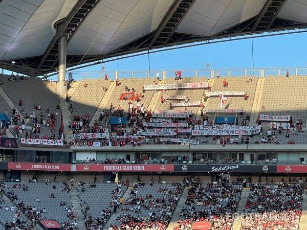 FC서울 팬들이 기성용 이적 사태에 내건 걸개. 김희준 기자