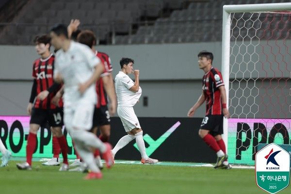 이동희(가운데, 포항스틸러스). 한국프로축구연맹 제공
