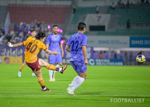신창무(왼쪽, 광주FC). 서형권 기자