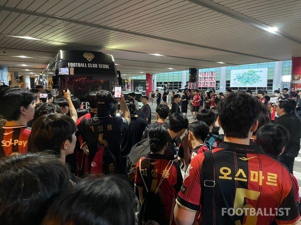 FC서울 팬들이 포항스틸러스와 경기 후 구단 버스를 막고 소통을 요구했다. 김희준 기자
