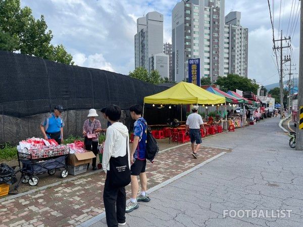 용인미르스타디움 근처에 늘어선 노점상. 김희준 기자