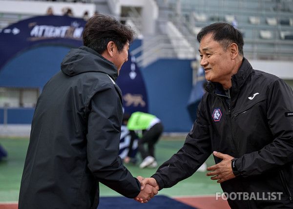 김도균 감독(왼쪽, 서울이랜드), 최윤겸 감독(오른쪽, 충북청주). 서형권 기자