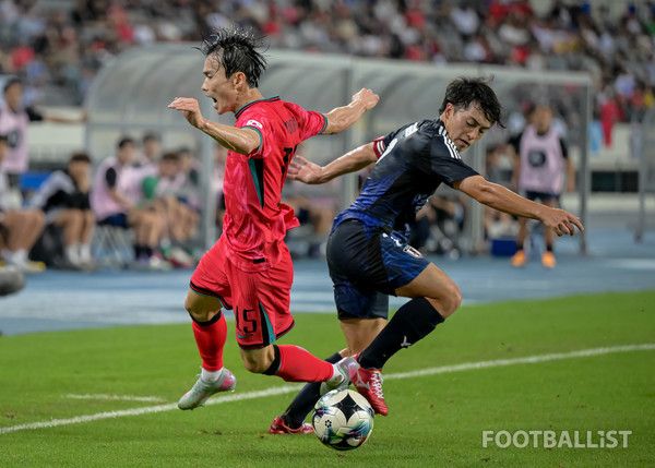 김문환(왼쪽, 남자 축구대표팀), 소마 유키(일본). 서형권 기자
