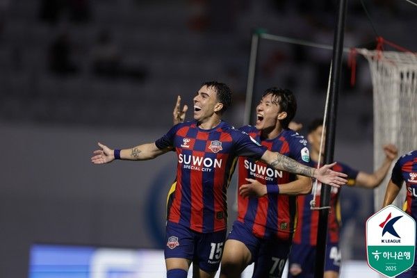 안드리고(왼쪽), 김경민(이상 수원FC). 한국프로축구연맹 제공