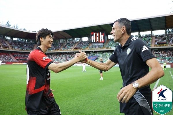 기성용(왼쪽, 포항스틸러스), 거스 포옛 전북현대 감독. 한국프로축구연맹 제공